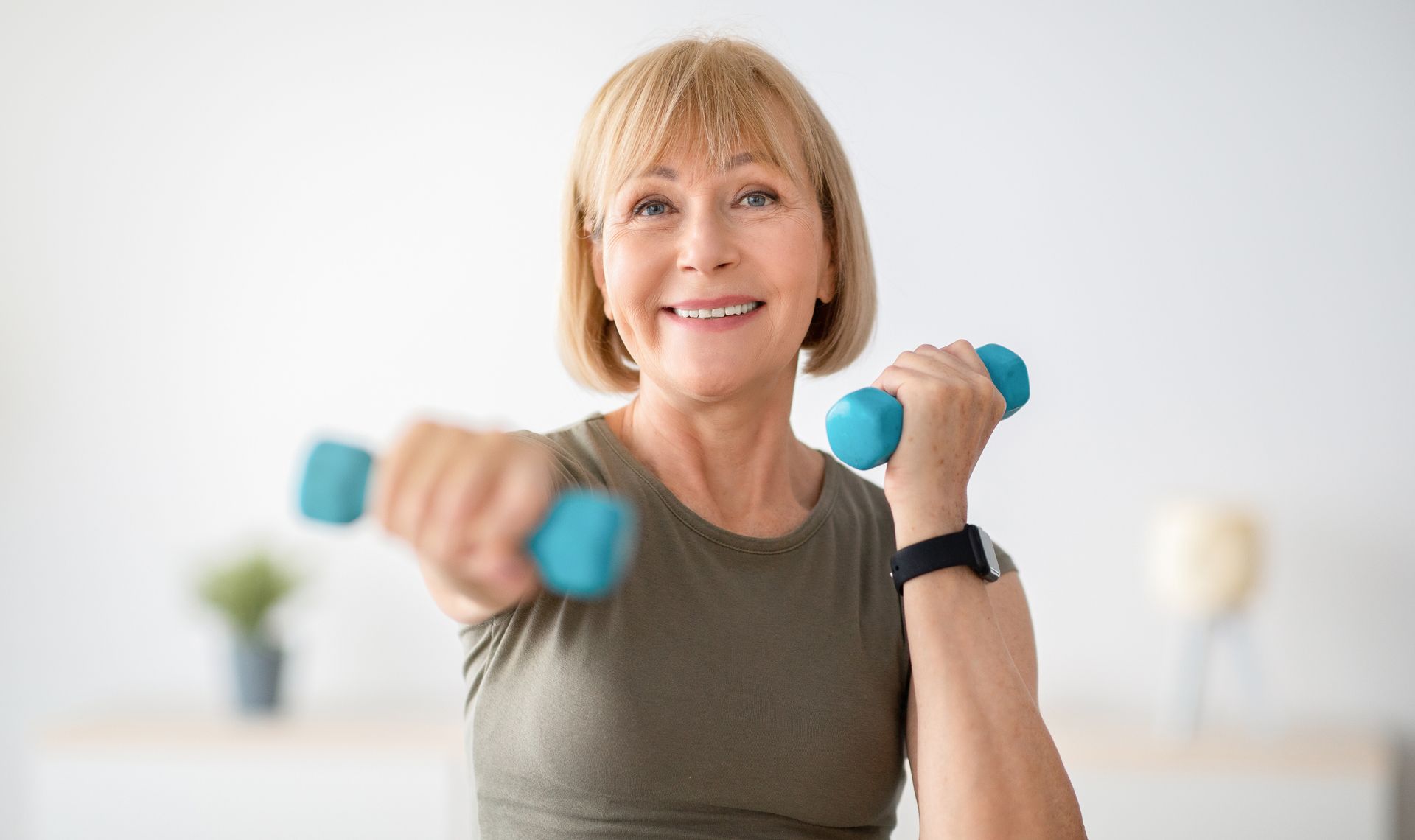 Résidente qui fait du sport avec des haltères