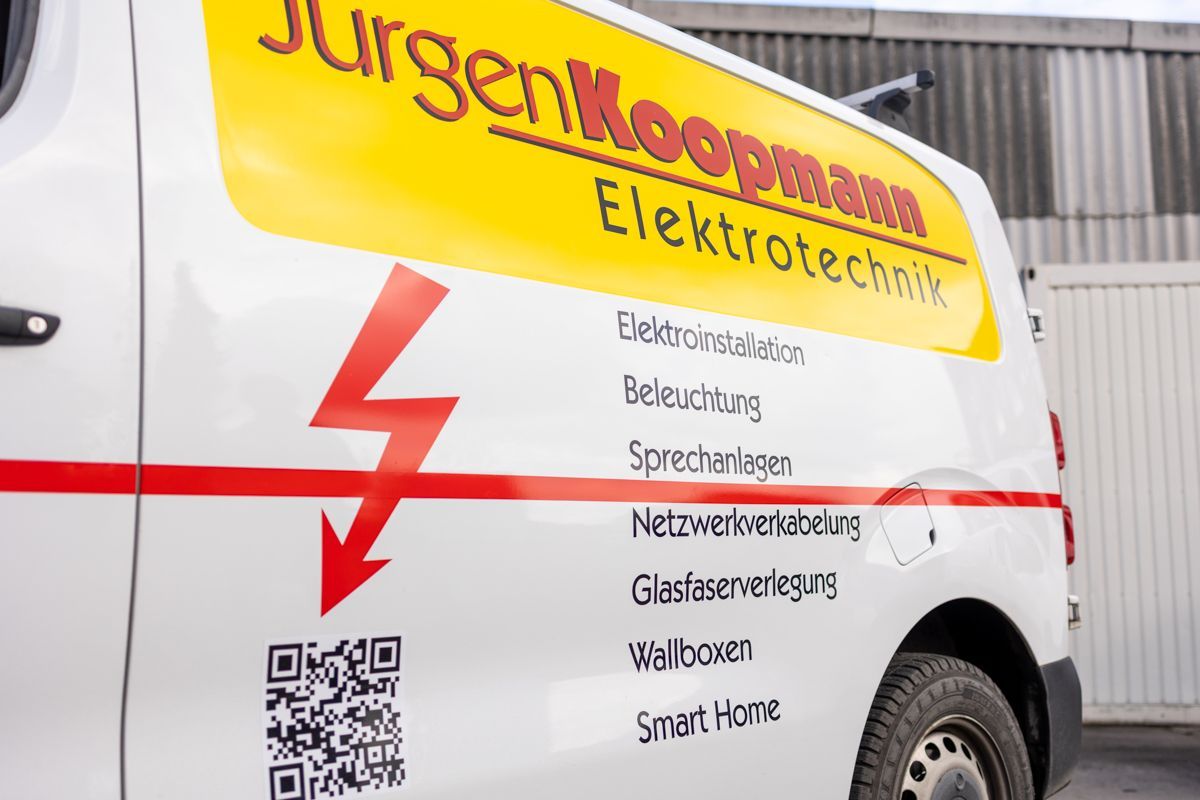 Ein weißer Lieferwagen mit dem Namen Jürgen Koopmann darauf