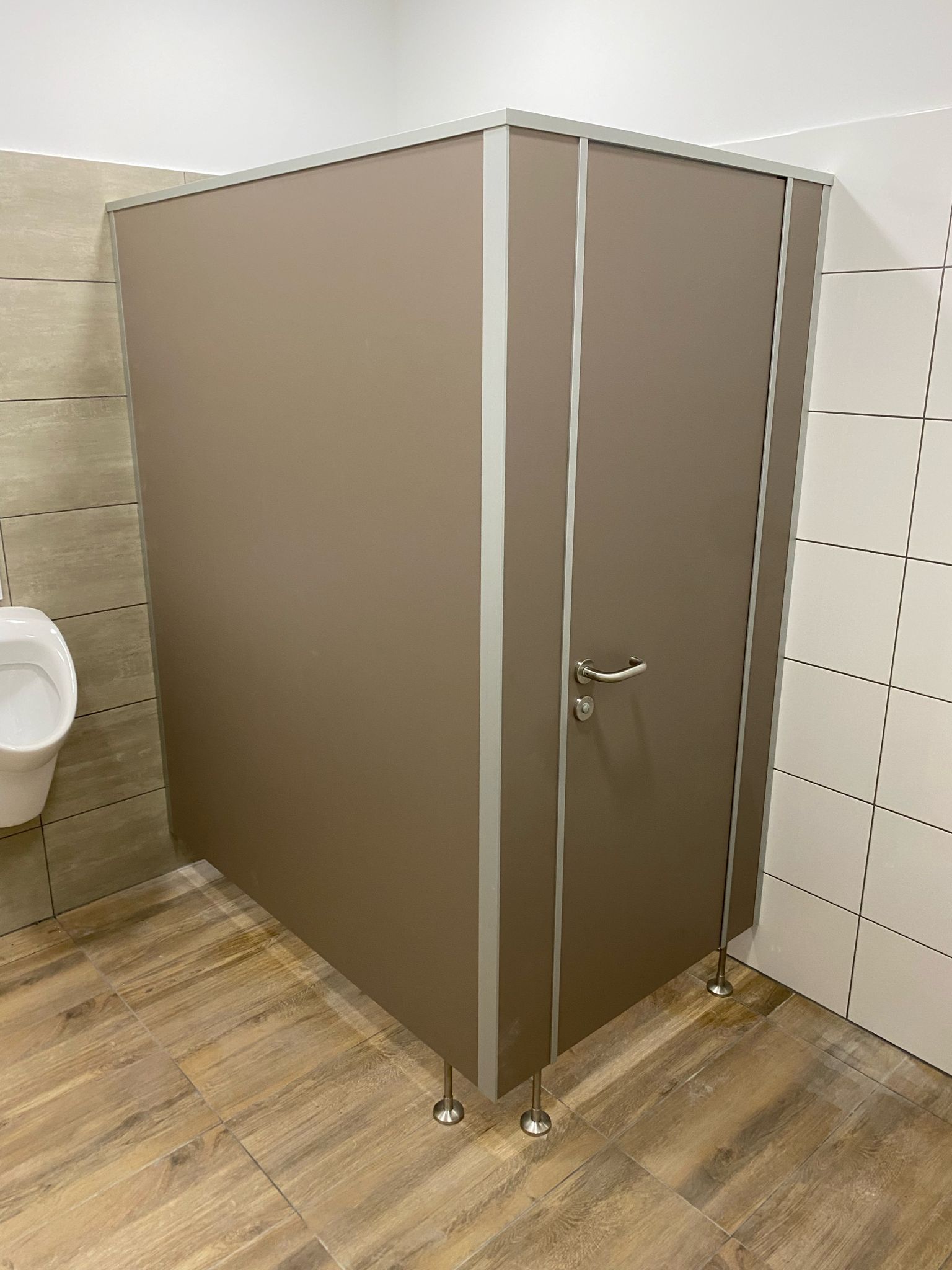 Ein Badezimmer mit Toilette und Kabine.
