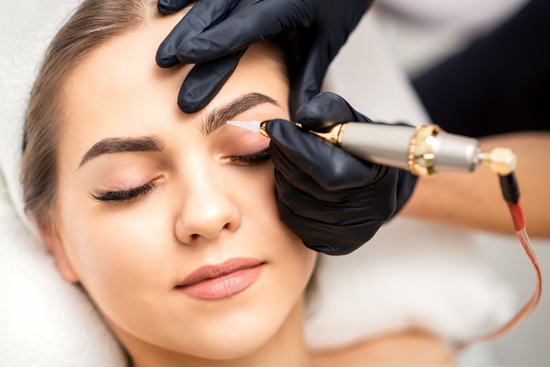 Un primer plano del rostro de una mujer con crema.
