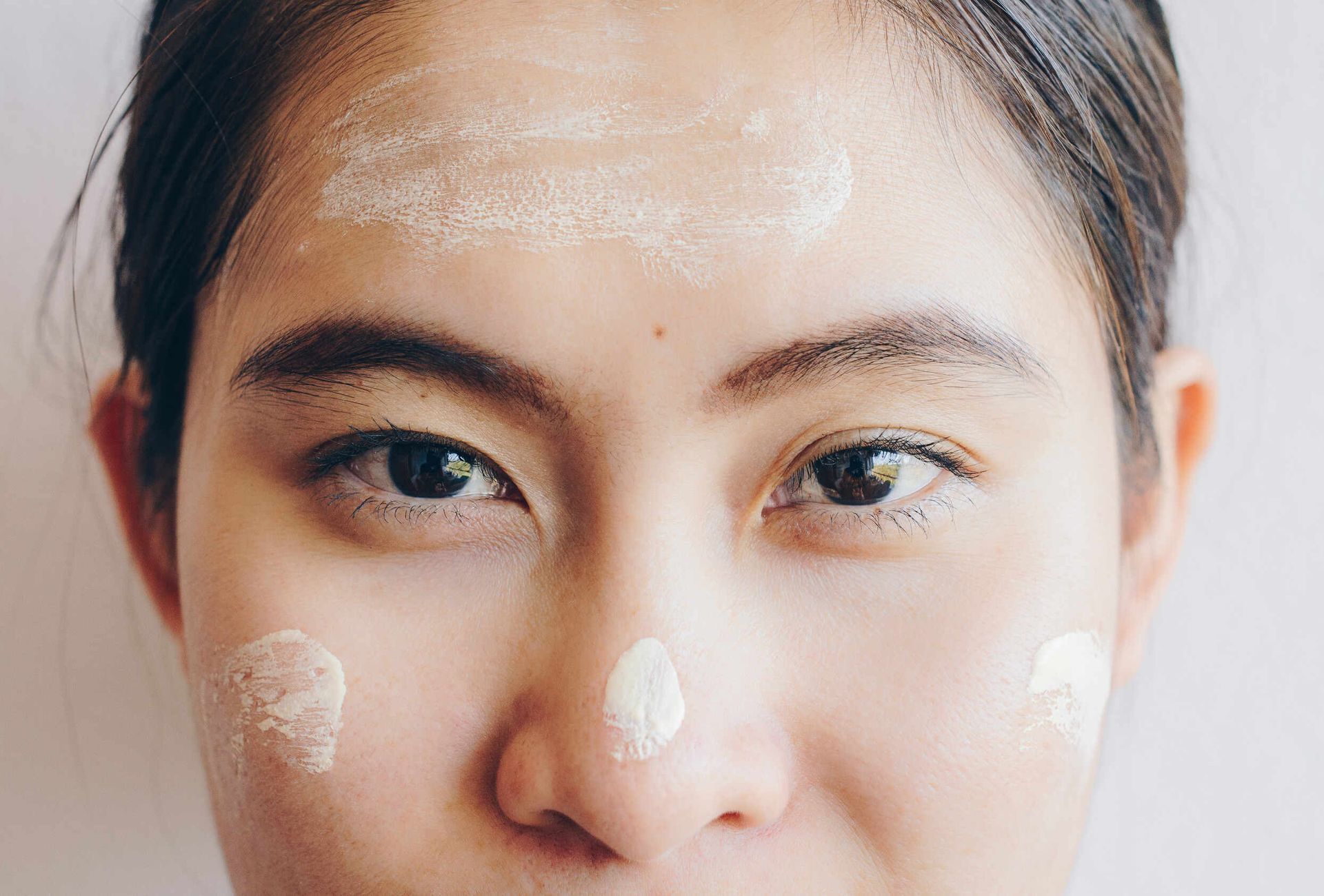 Un primer plano del rostro de una mujer con crema.