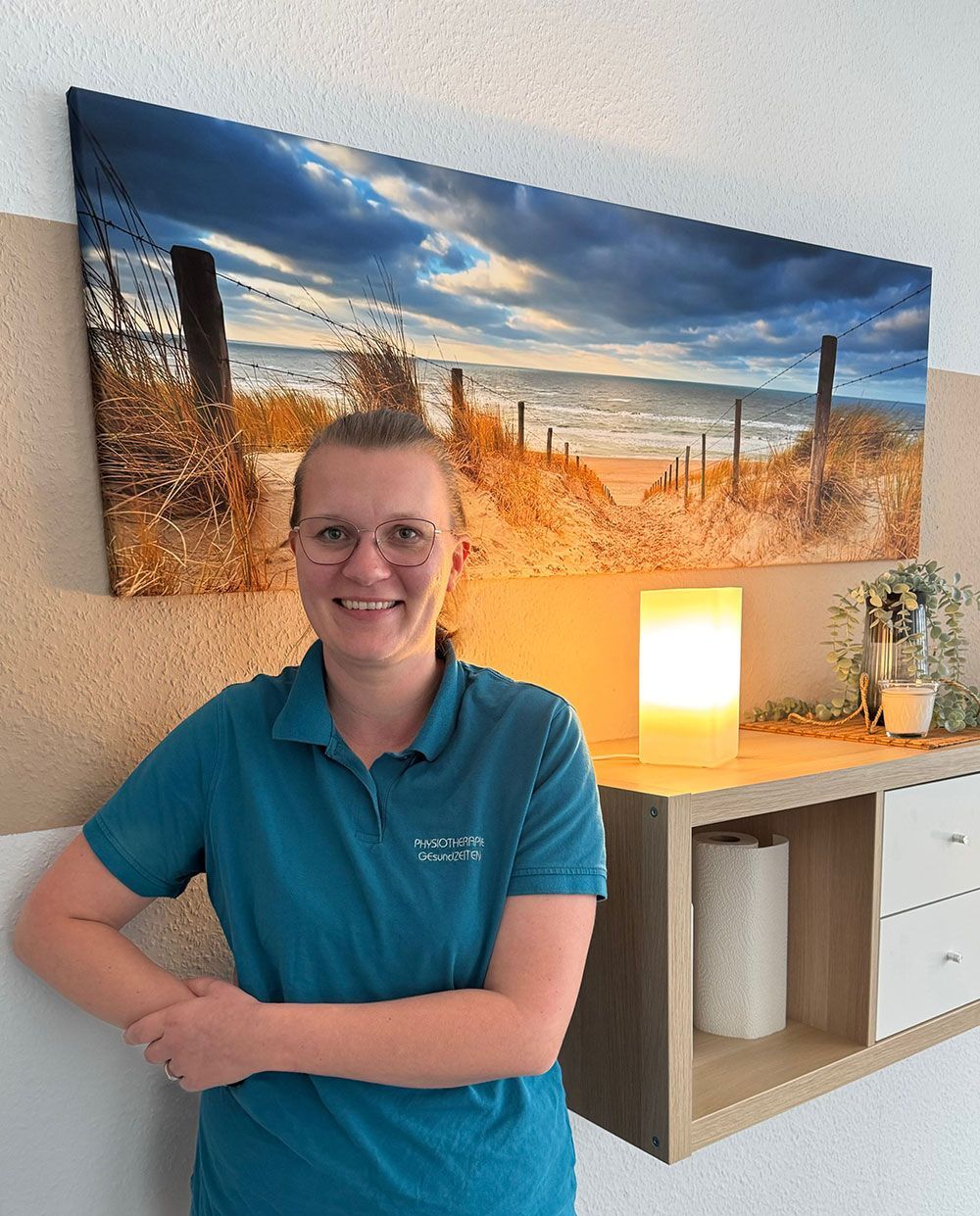 Eine Frau trägt eine weiße Jacke und ein schwarzes Oberteil.