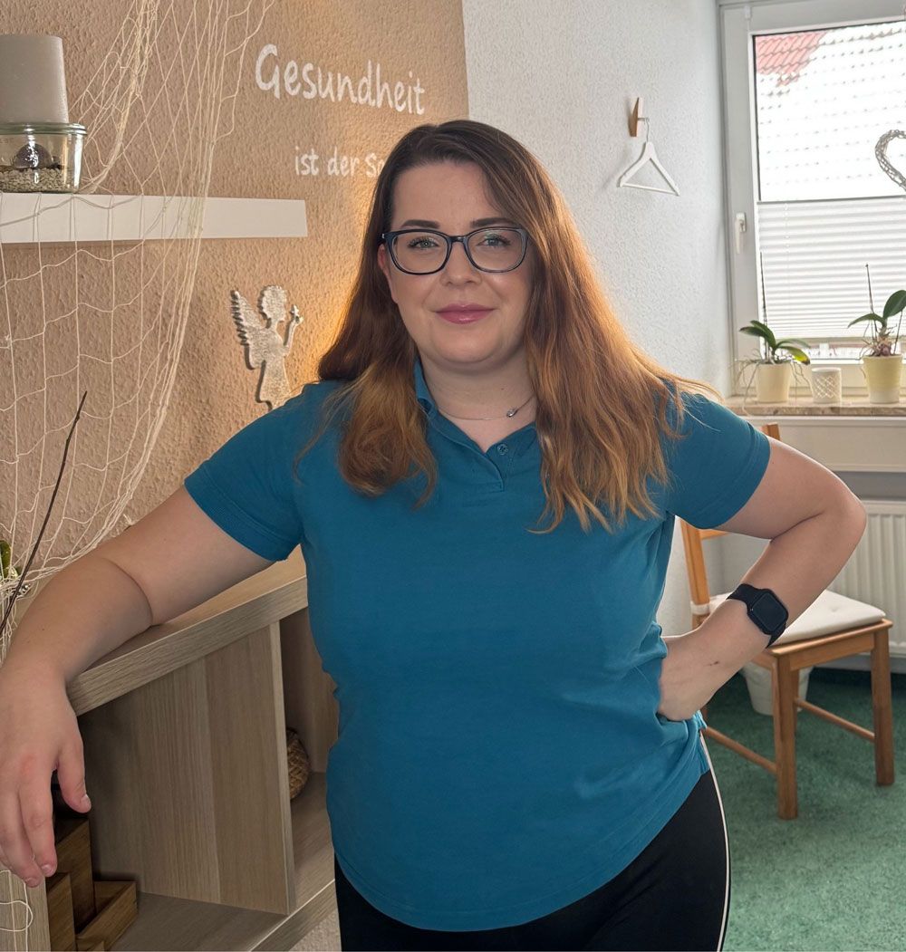 Eine Frau trägt eine weiße Jacke und ein schwarzes Oberteil.