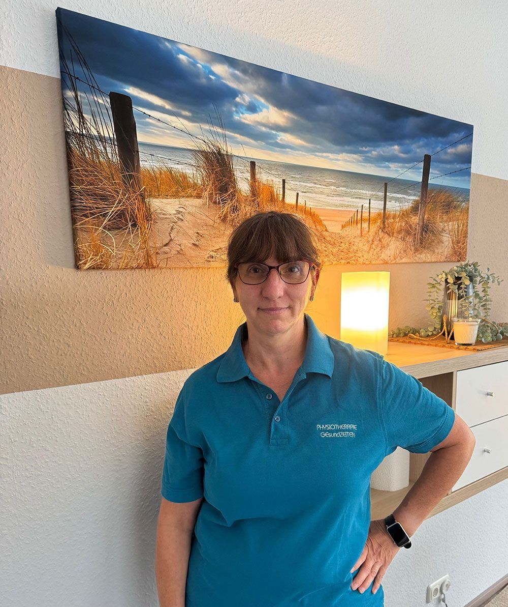 Eine Frau trägt eine weiße Jacke und ein schwarzes Oberteil.