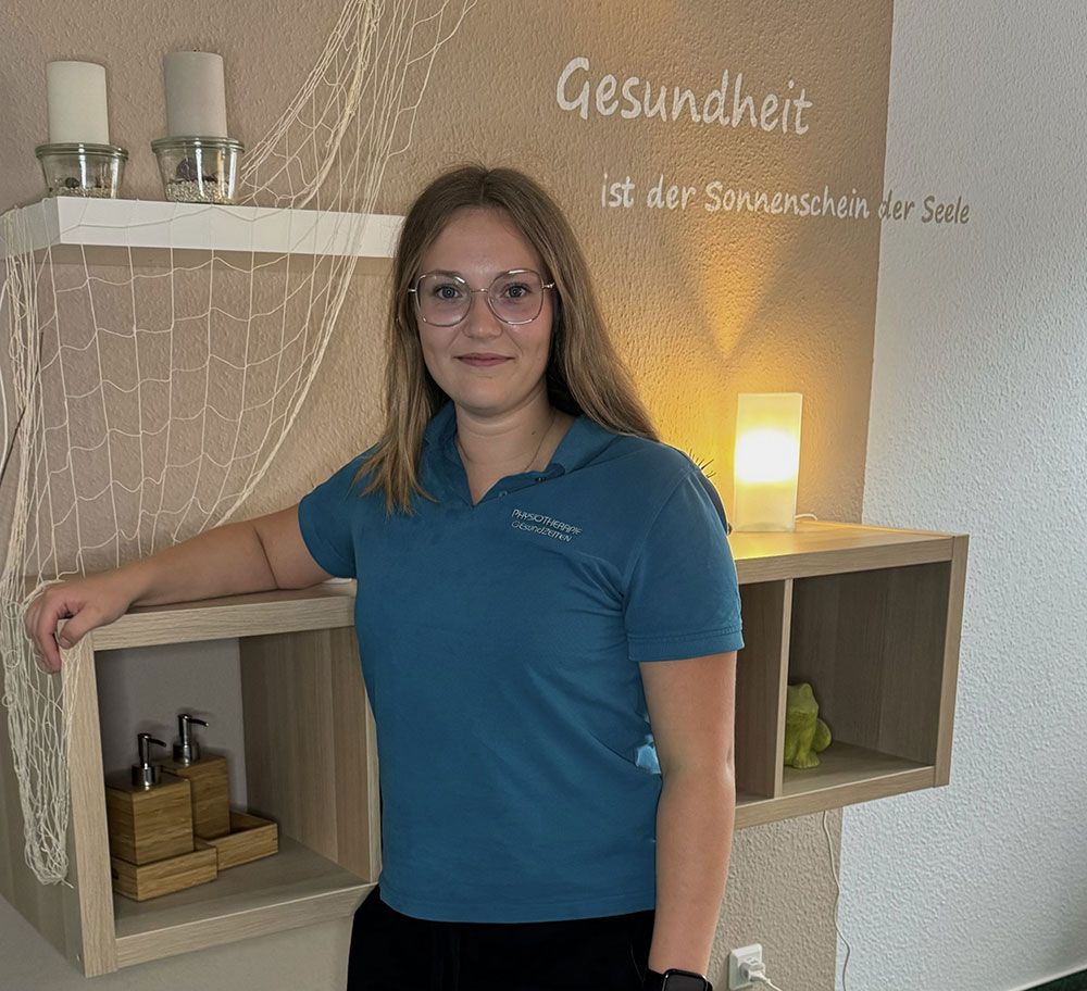 Eine Frau trägt eine weiße Jacke und ein schwarzes Oberteil.