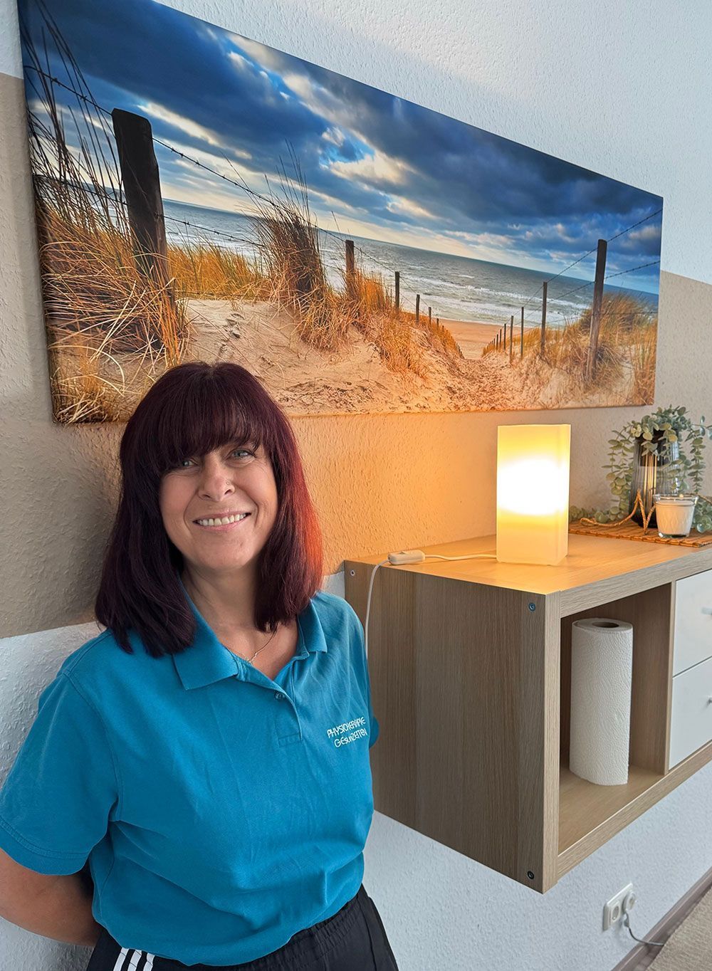 Eine Frau trägt eine weiße Jacke und ein schwarzes Oberteil.