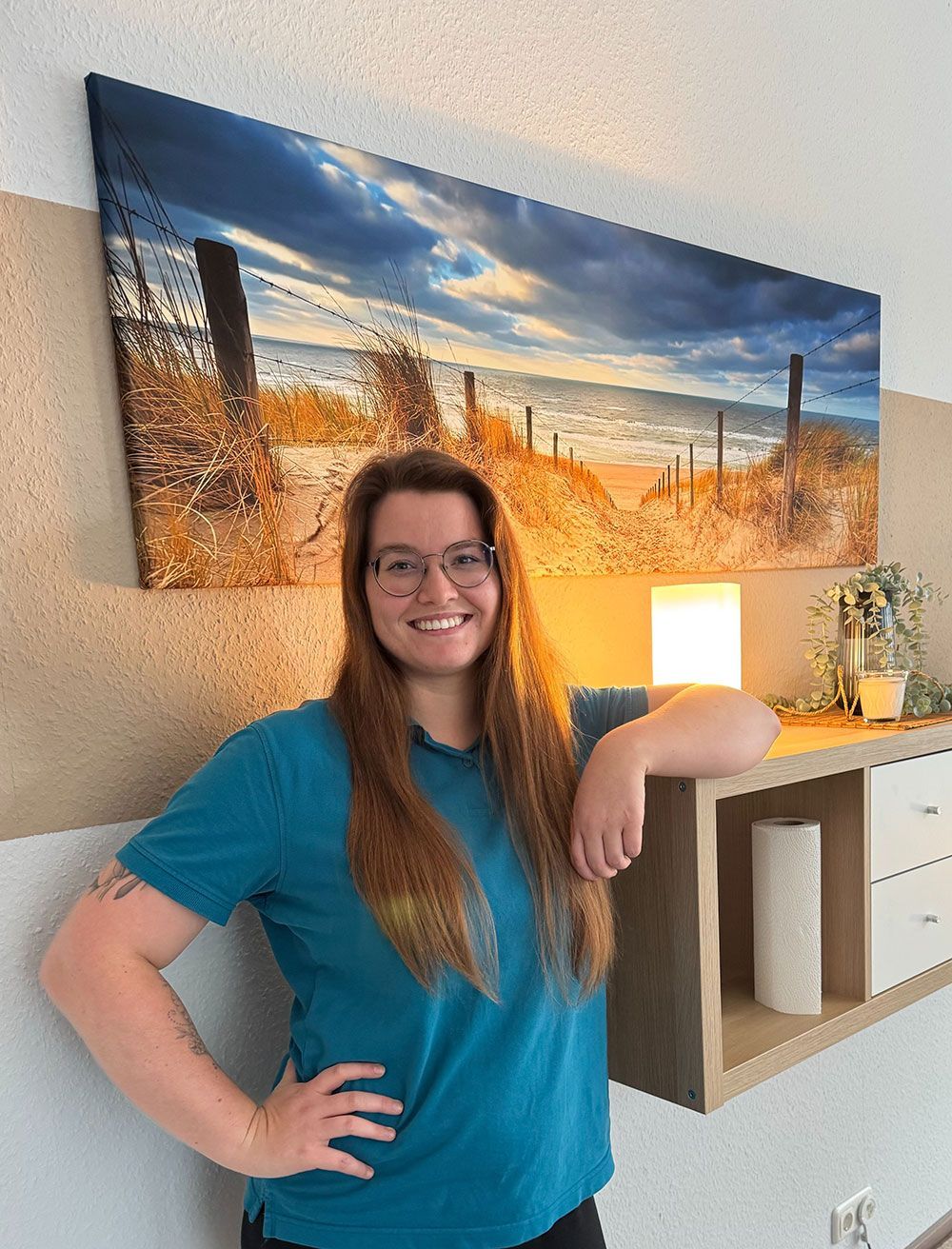 Eine Frau trägt eine weiße Jacke und ein schwarzes Oberteil.