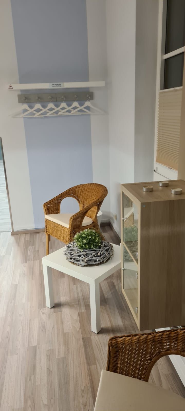 Im Zimmer gibt es einen Stuhl und einen Tisch.