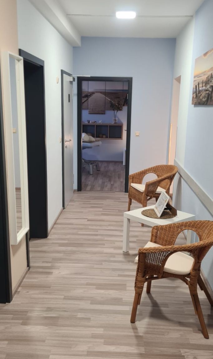 Im Flur stehen zwei Stühle und ein Tisch.