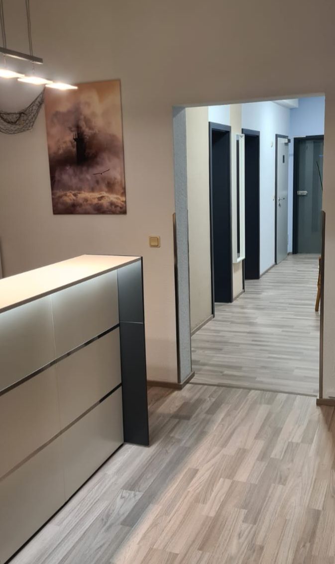 Ein Flur mit einem Gemälde an der Wand und einem Schreibtisch