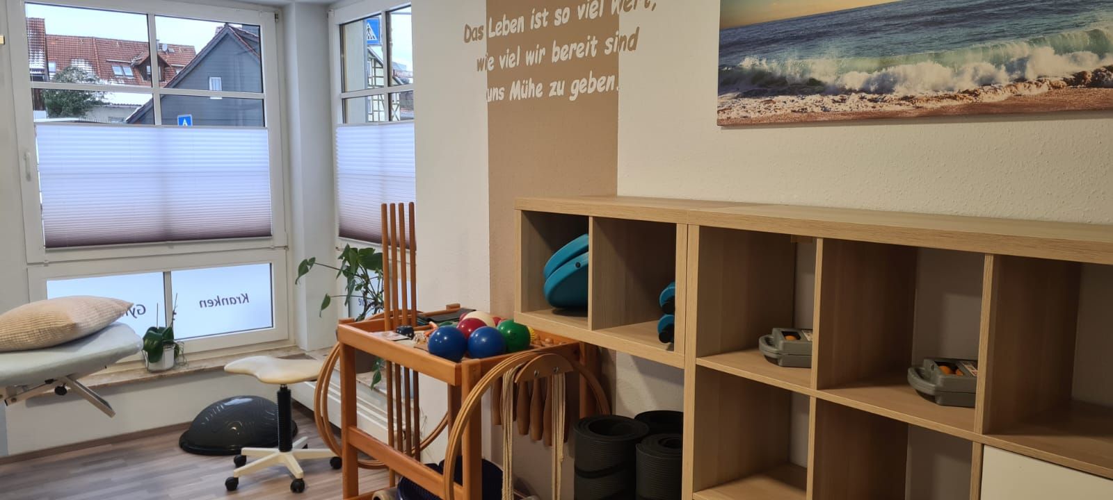 Ein Raum mit vielen Regalen und einem Gemälde an der Wand.