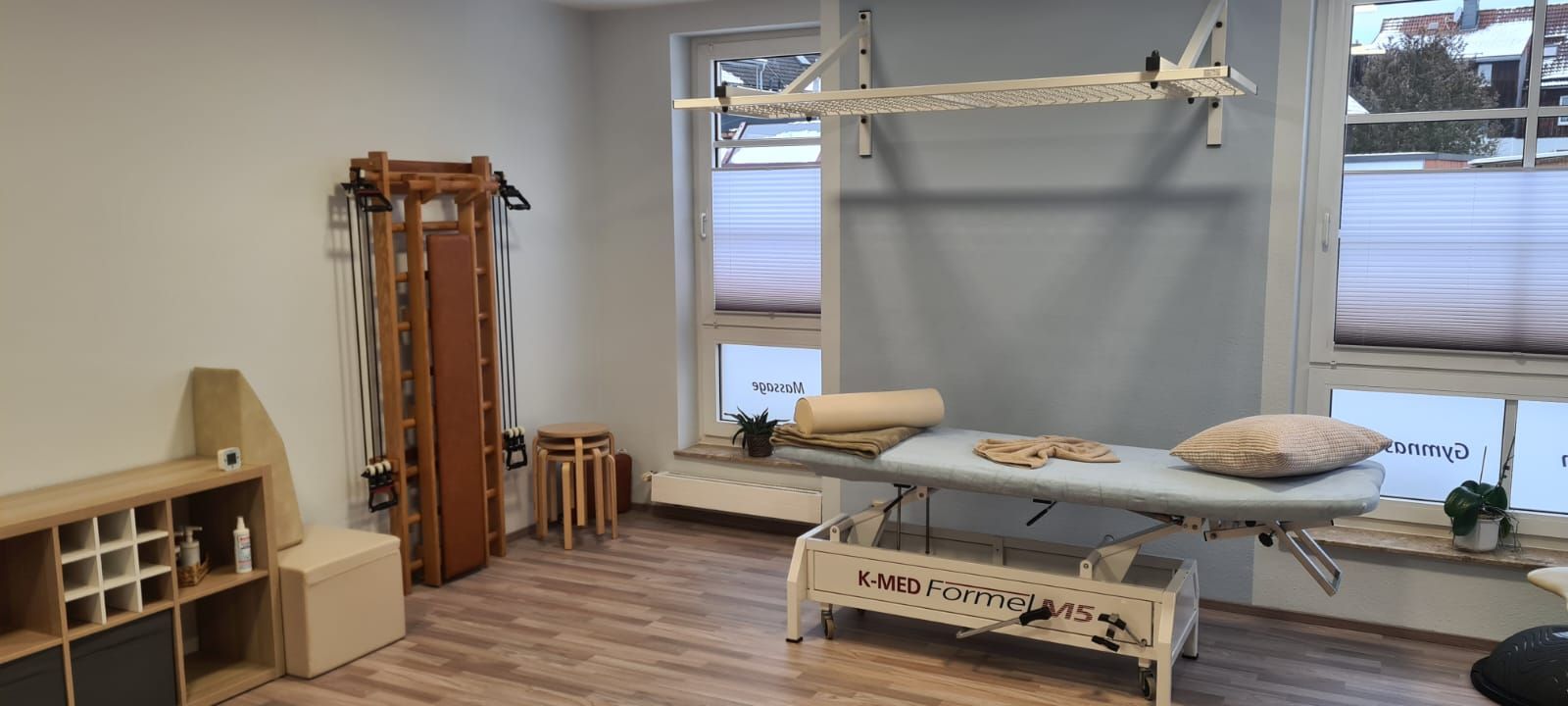 Ein Zimmer mit einem Bett und einem Regal darin.