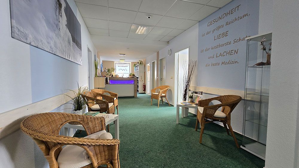 Ein langer Flur mit Korbstühlen und einer violetten Theke.