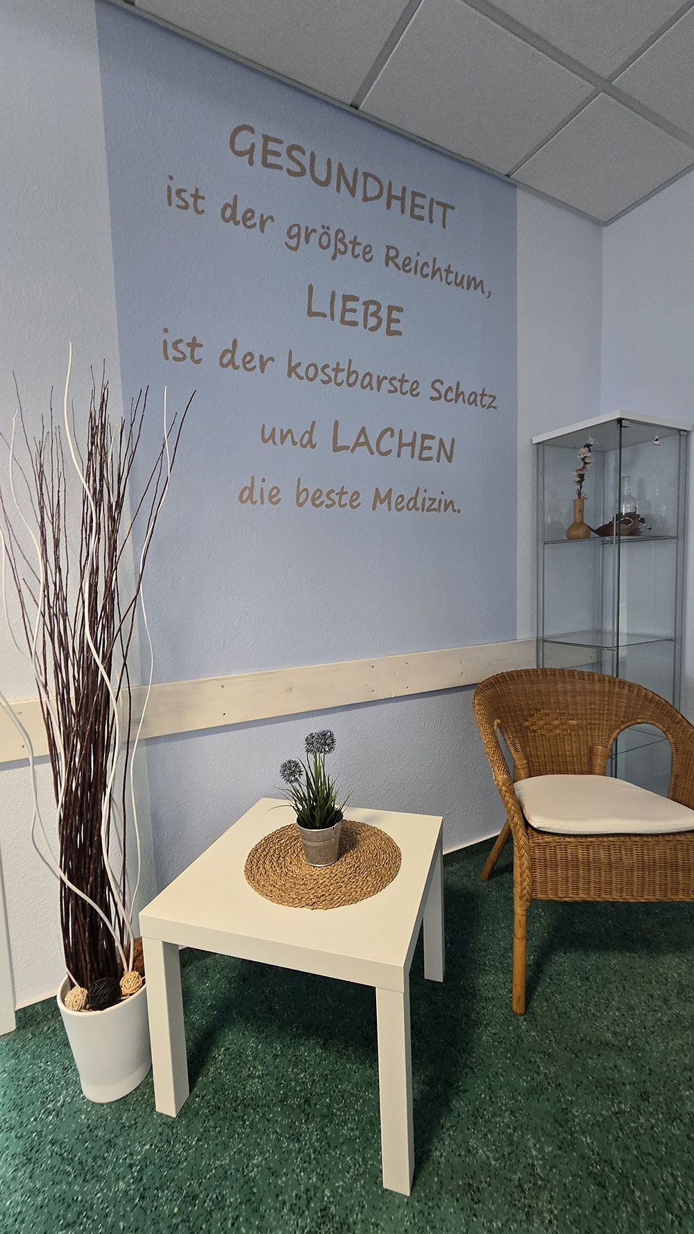 Ein Raum mit einem Tisch und Stühlen und einer Wand mit einem Zitat darauf.