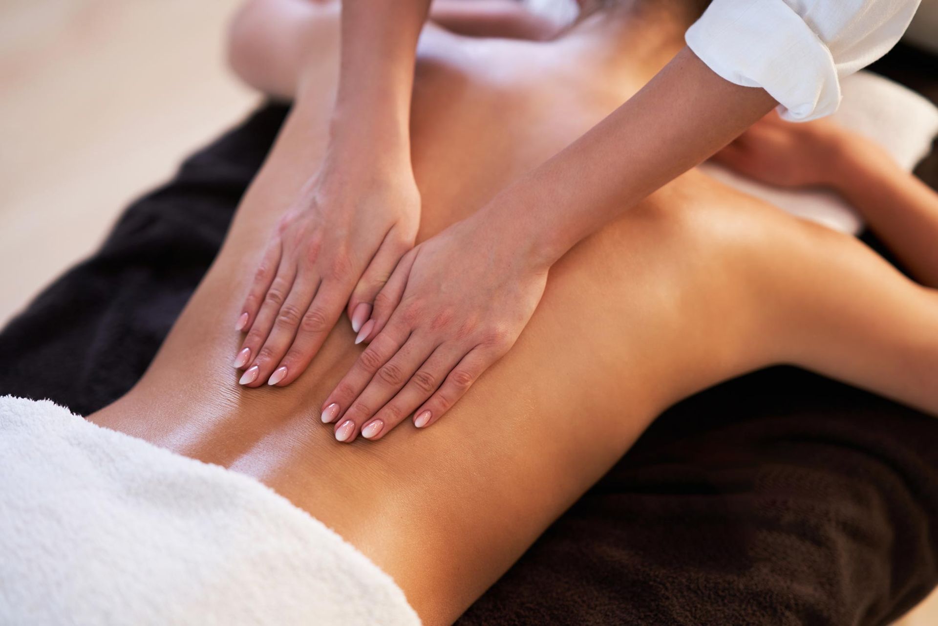 Eine Frau bekommt in einem Spa eine Rückenmassage.