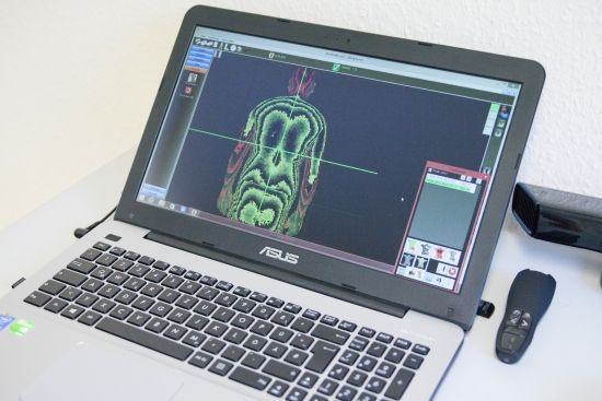 Ein Laptop mit einem Bild einer Person auf dem Bildschirm