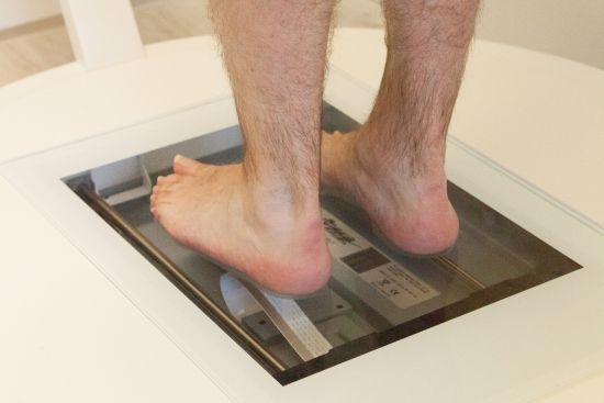 Eine Person steht mit den Füßen auf einer Waage.