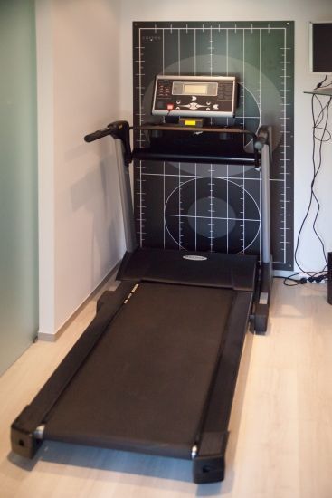 Ein Laufband mit einem Monitor darauf