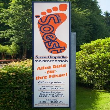 Ein Schild mit der Aufschrift „Soesh“ darauf