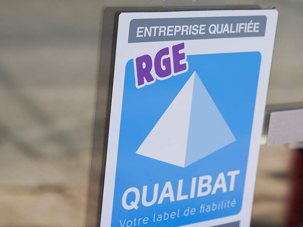 Logo RGE Qualibat apposé sur une fenêtre