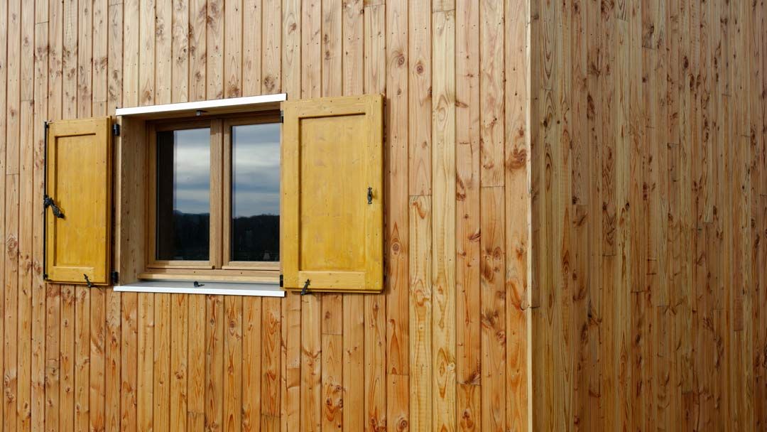 Habitation avec façade en bardage en bois