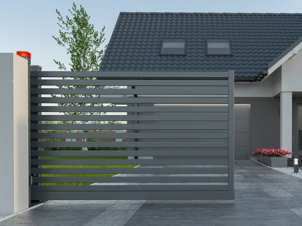 Maison équipée d'un portail moderne gris