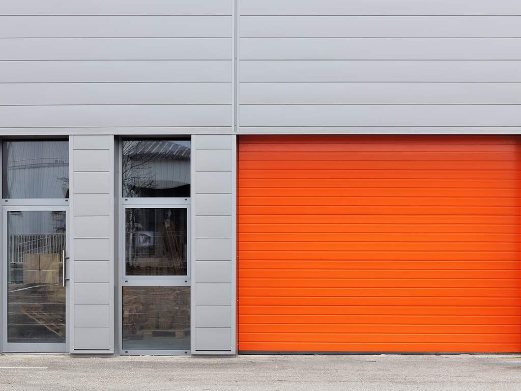 Porte de garage orange sectionnelle