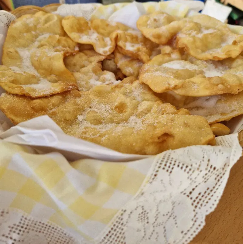 Cesta de pasteles de masa frita rebozados en azúcar.