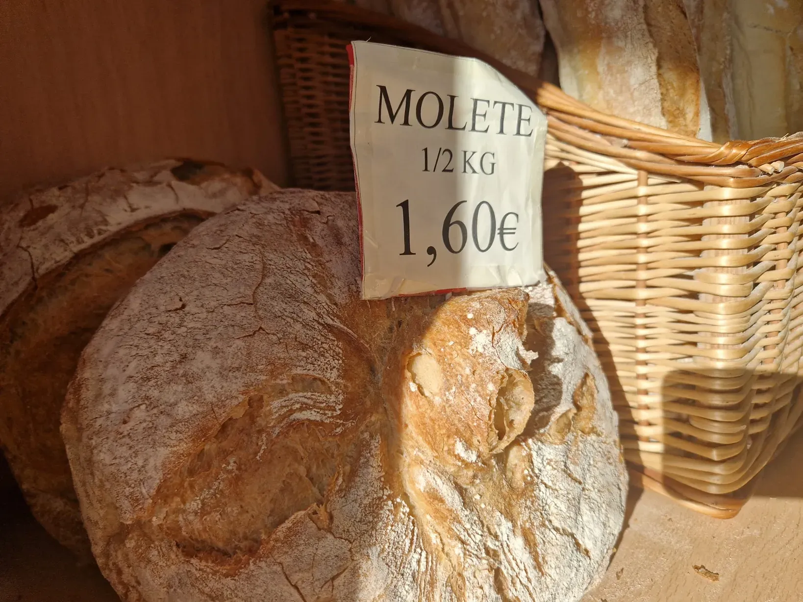 Hogaza de pan moleteado con precio de 1,60€ en cesta.