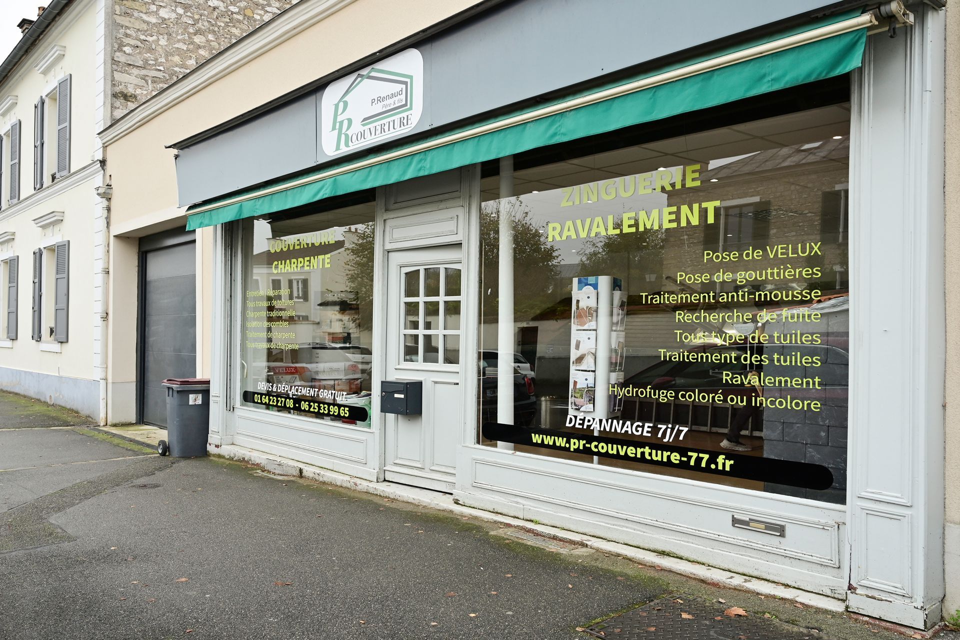Façade de l'entreprise PR Couverture vue de côté avec coordonnées sur la vitrine