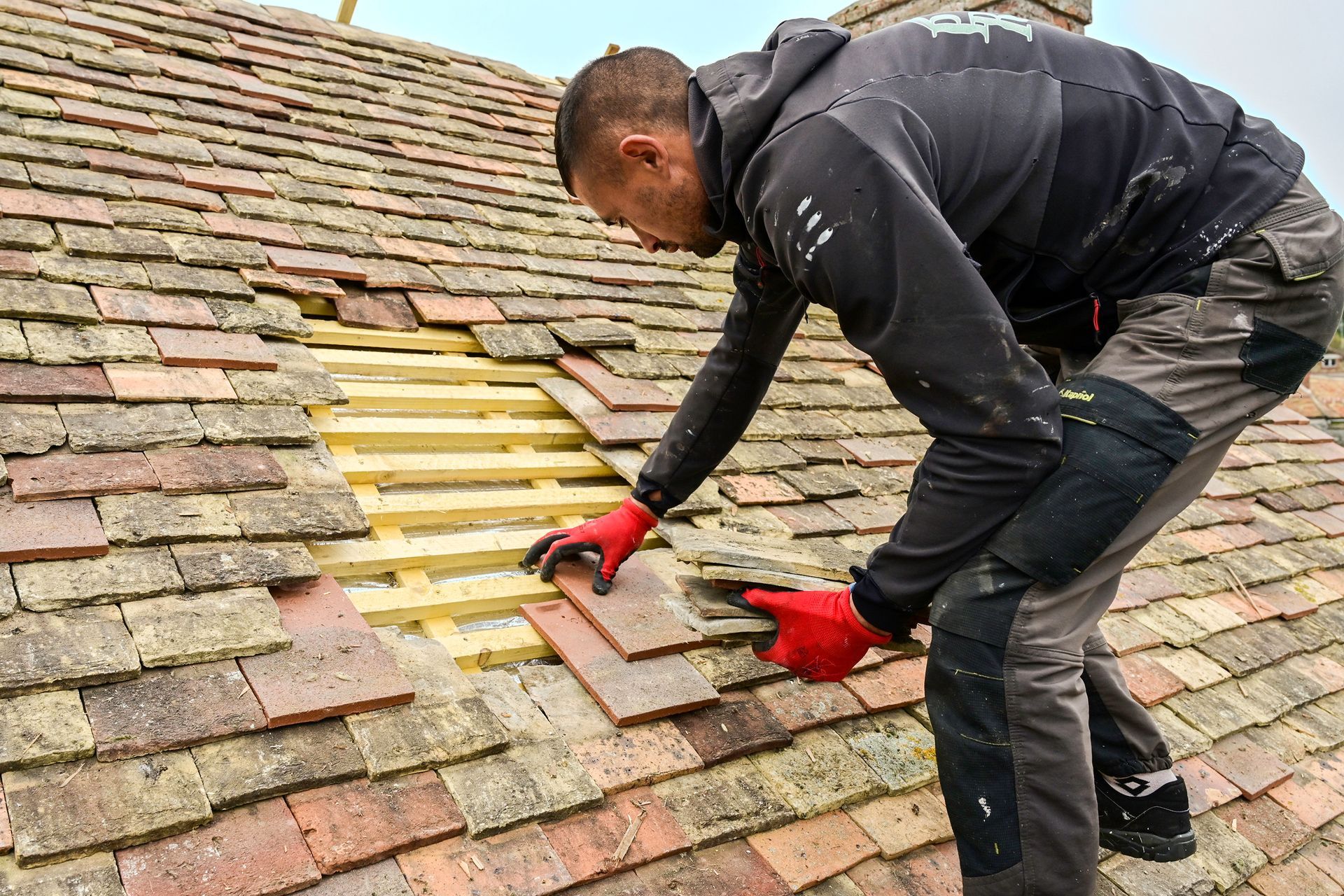 Artisan qui travaille sur une toiture