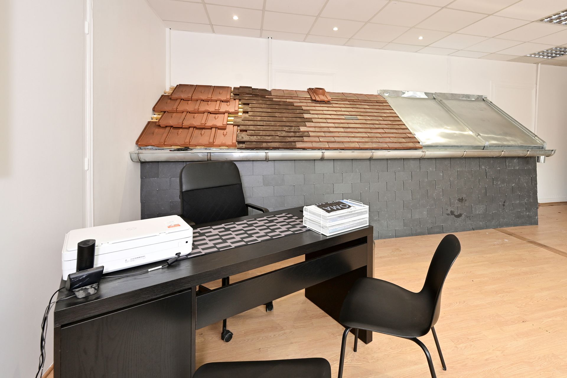 Bureau vide avec imprimante servant d'accueil dans le showroom de PR Couverture