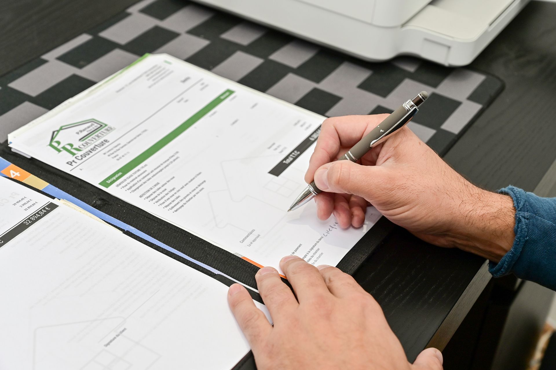 Une main signant un document officiel appartenant à PR Couverture