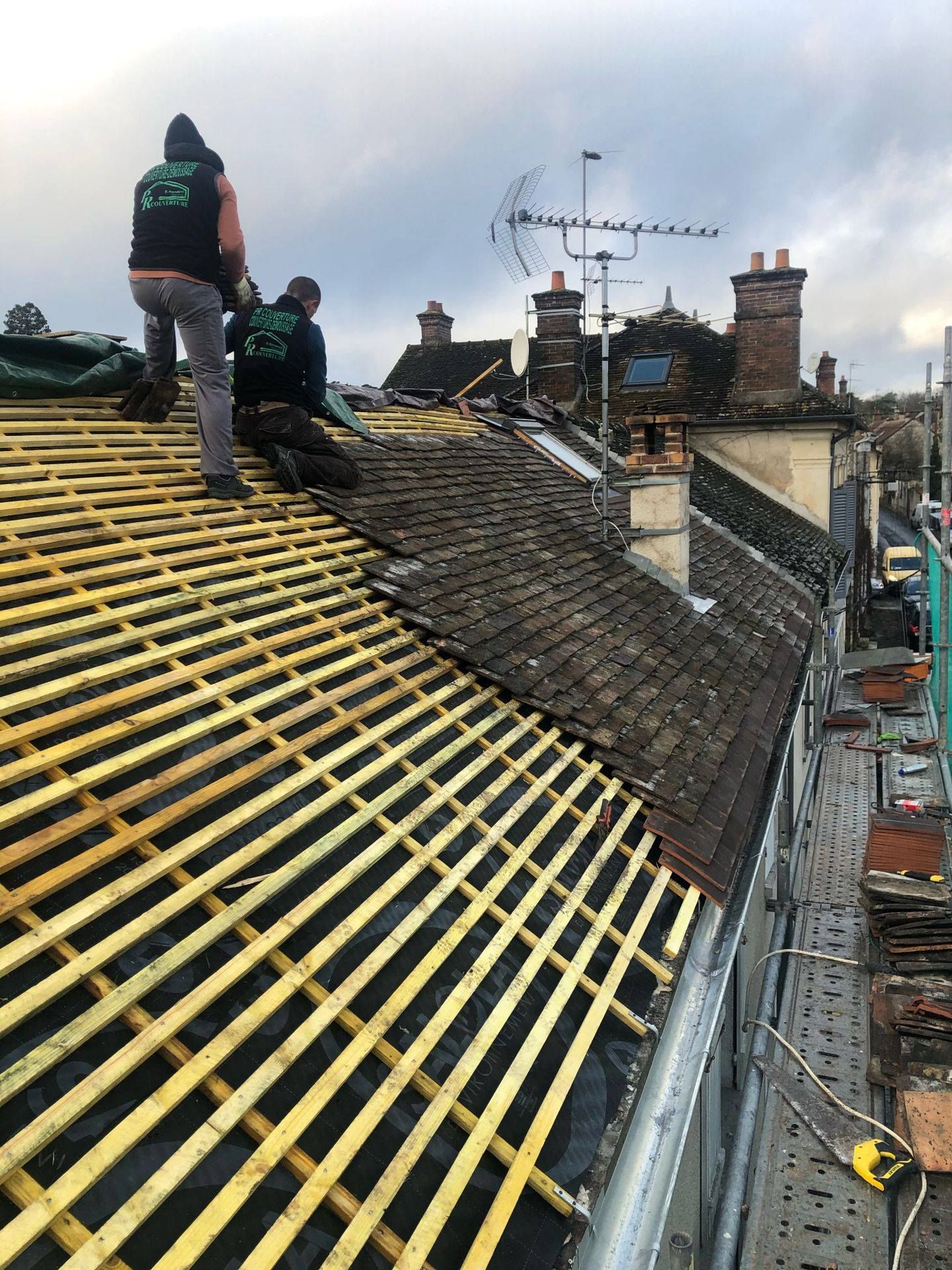 Toit en rénovation avec lattage en bois préparé pour la pose de tuiles