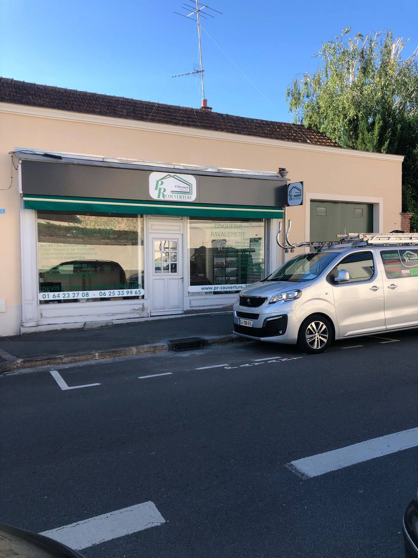 Façade de l'entreprise PR Couverture avec utilitaire garé sur la chaussée