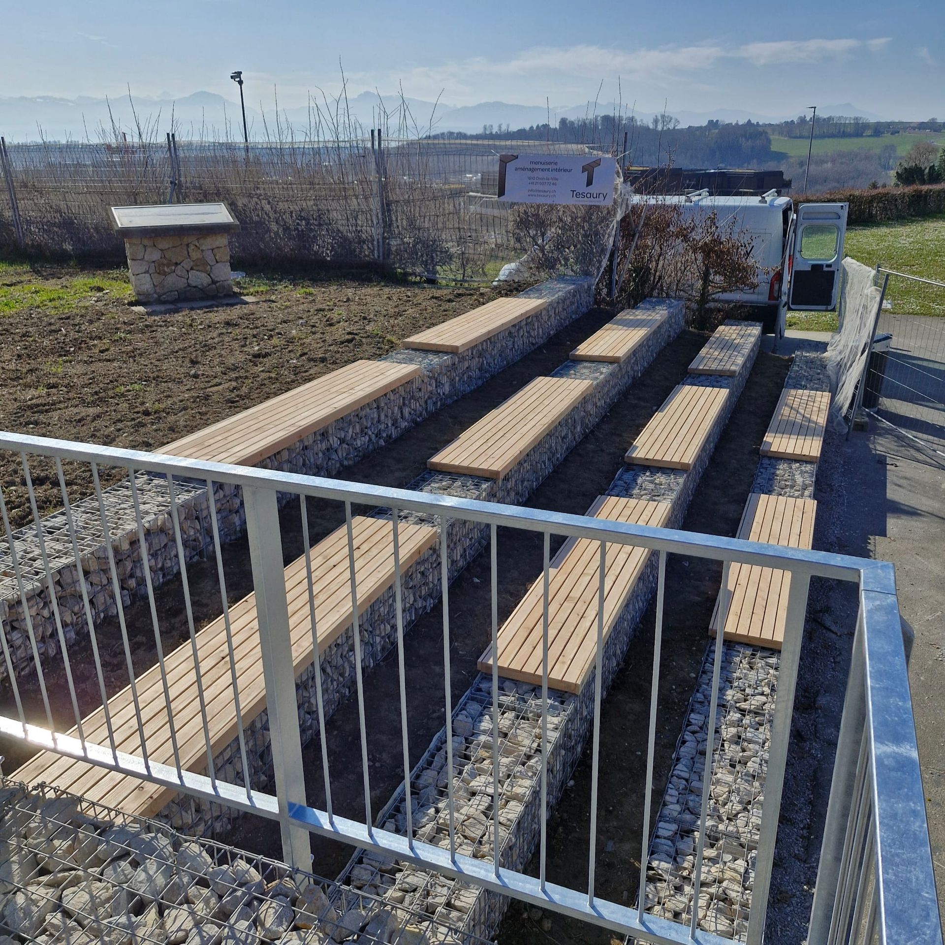 Banc en mélèze massif qui se patinera avec le temps. Transformation d'une buvette.