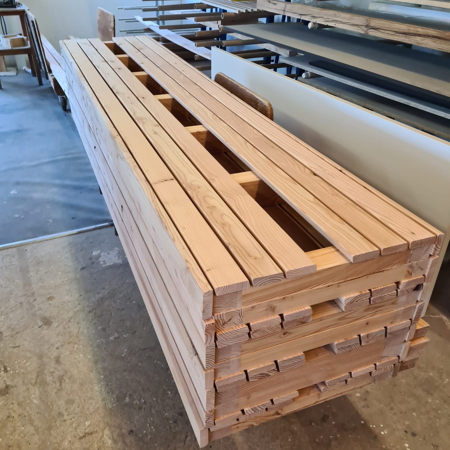 Banc en mélèze massif qui se patinera avec le temps. Transformation d'une buvette.