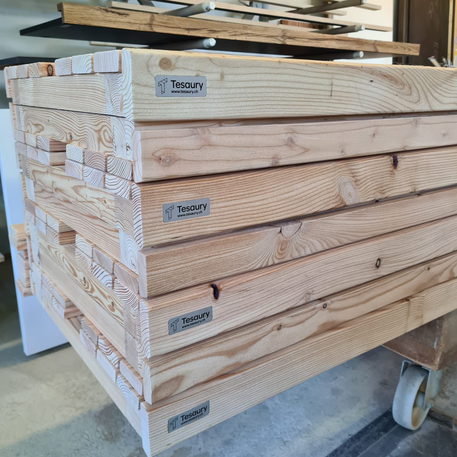 Banc en mélèze massif qui se patinera avec le temps. Transformation d'une buvette.