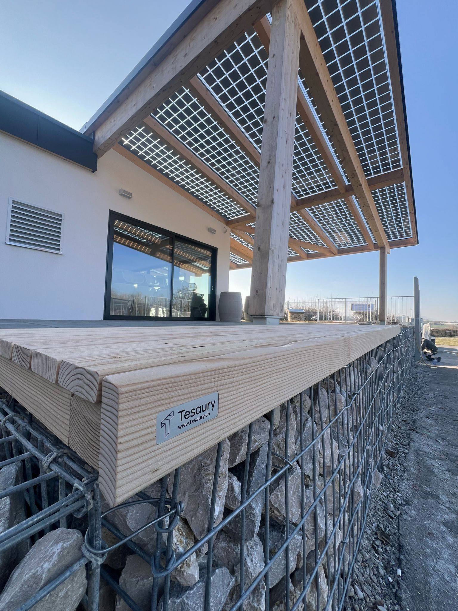 Banc en mélèze massif qui se patinera avec le temps. Transformation d'une buvette.