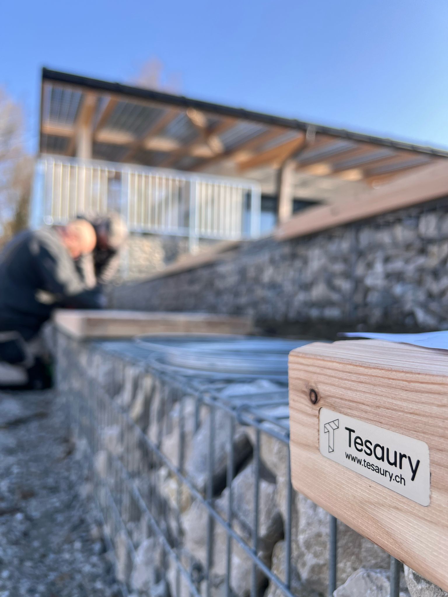 Banc en mélèze massif qui se patinera avec le temps. Transformation d'une buvette.