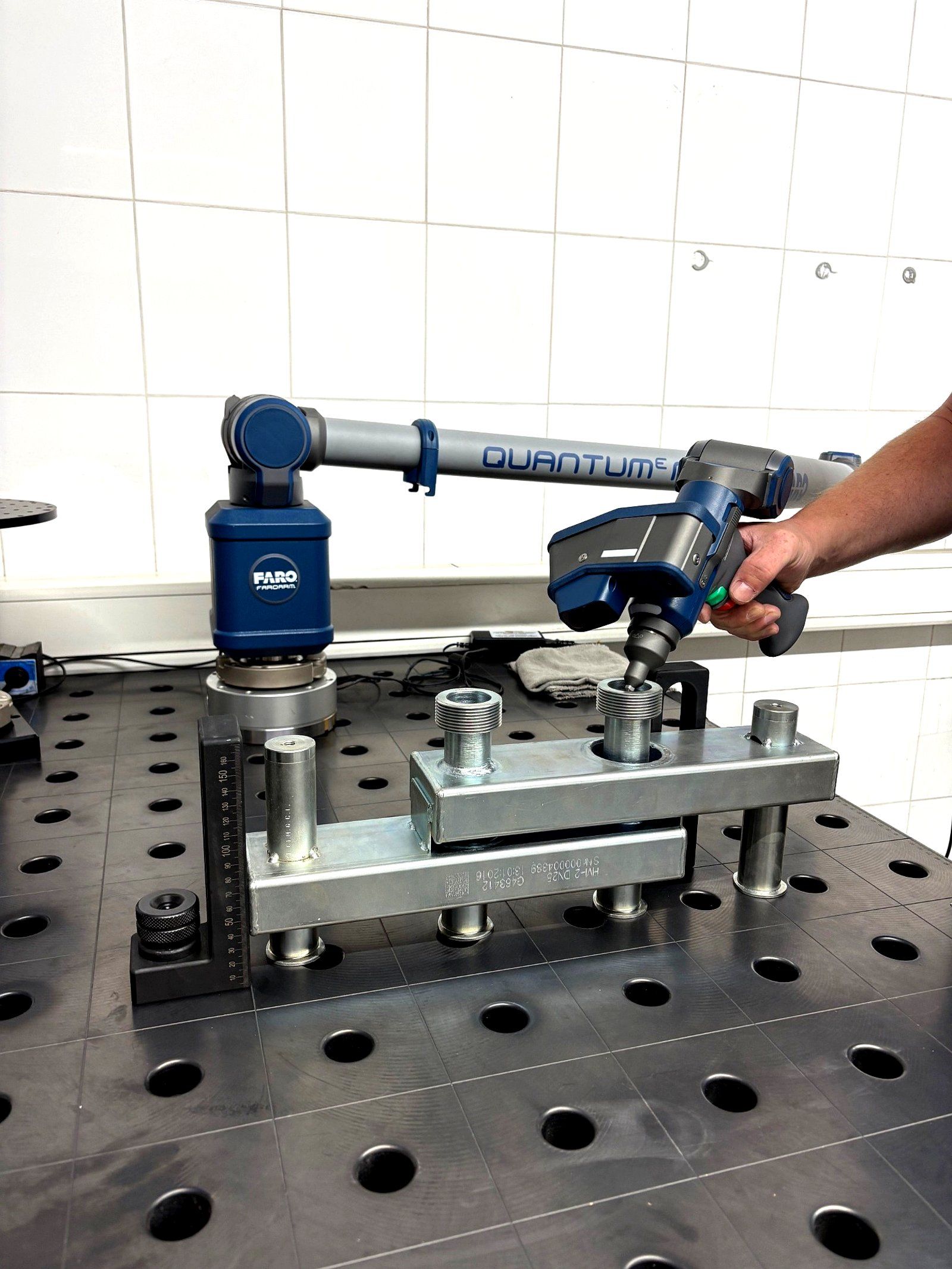 Person macht Qualitätskontrolle