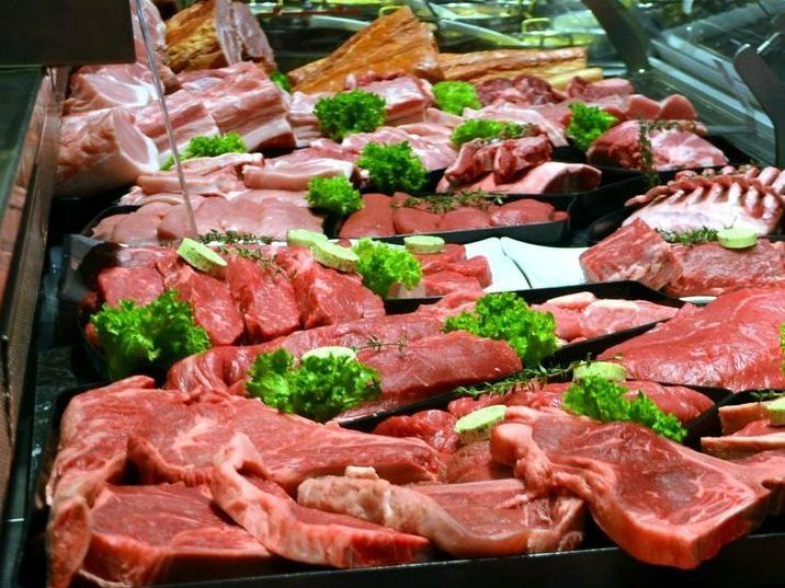 Un étal de boucherie avec des étiquettes de prix noires