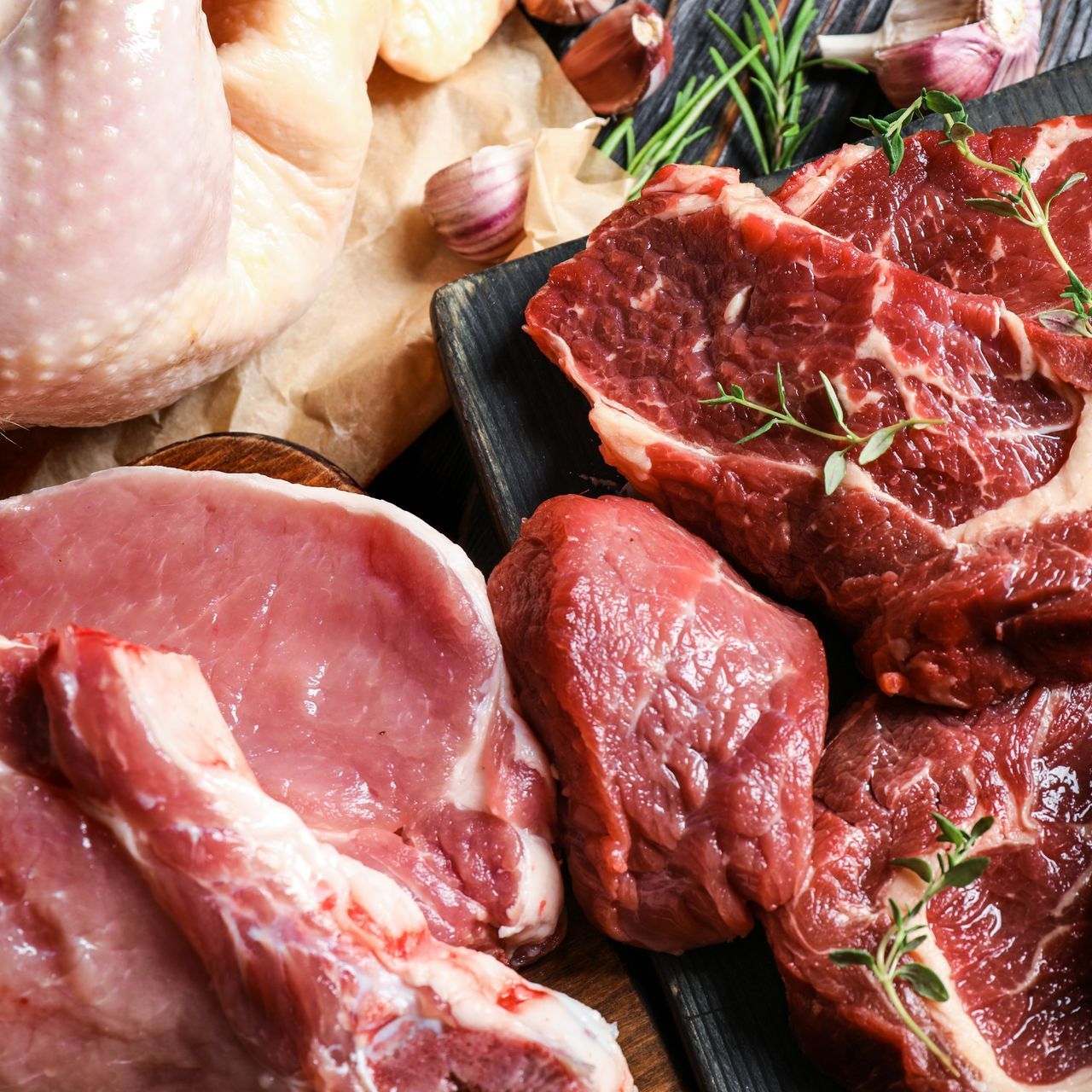 Un boucher présentant un morceau de viande