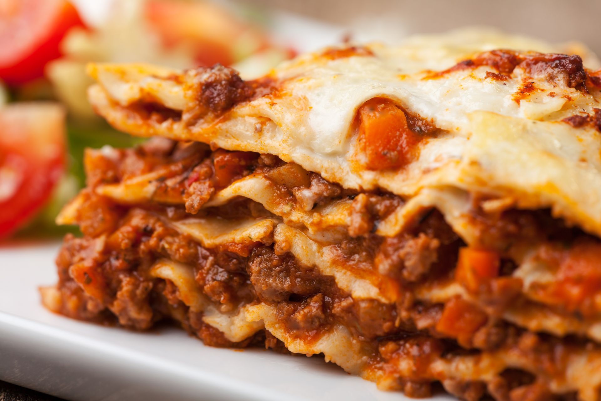 Un plat de lasagnes
