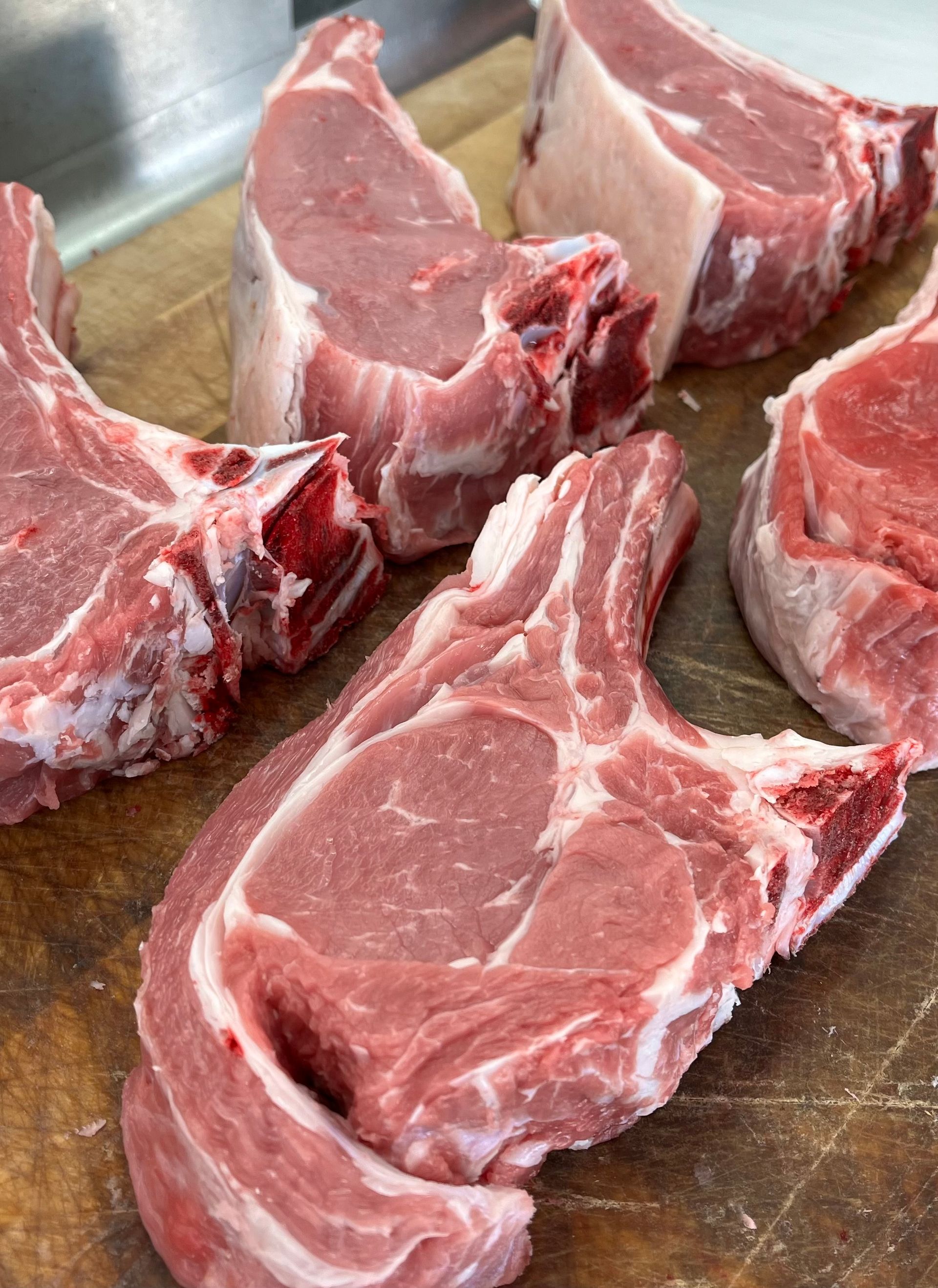 Des morceaux de viandes sur une planche