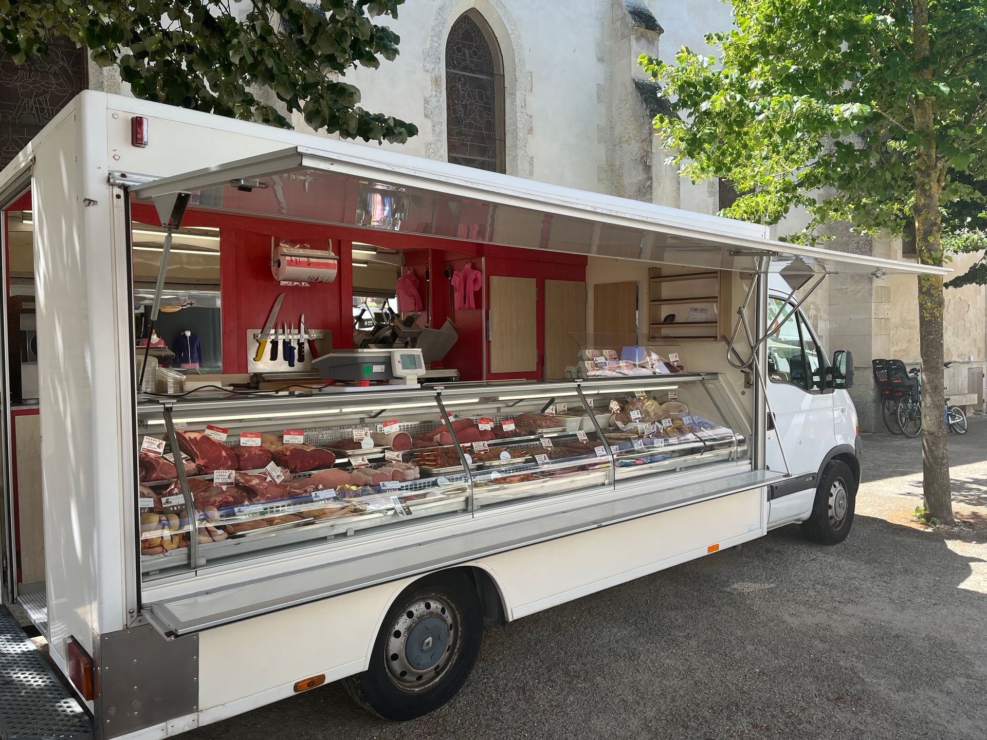 Des gros morceaux de viande en vitrine