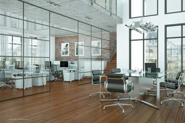 Großer Büroraum mit Glastrennwänden