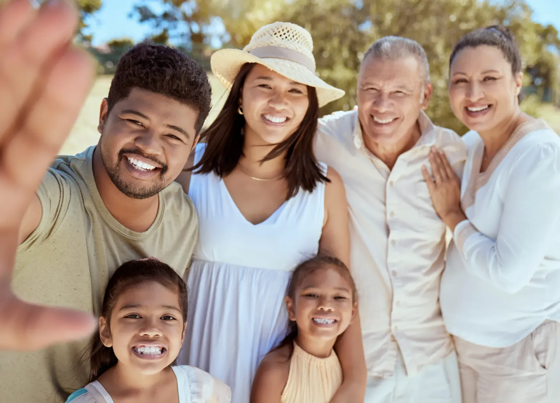 Una familia posa para una fotografía y saluda a la cámara.