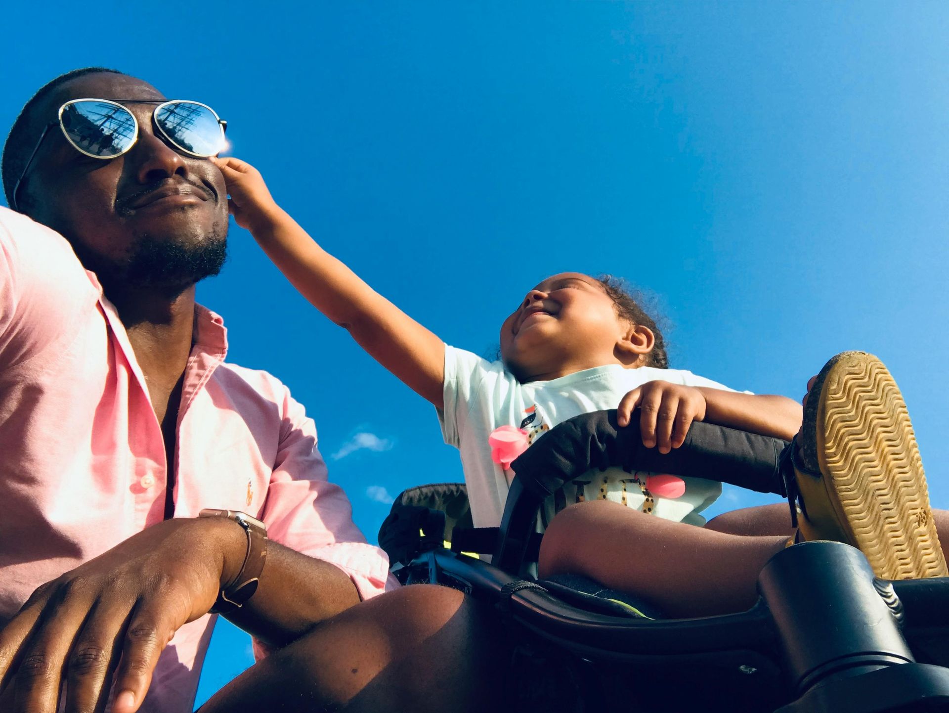 niño con su padre jugando