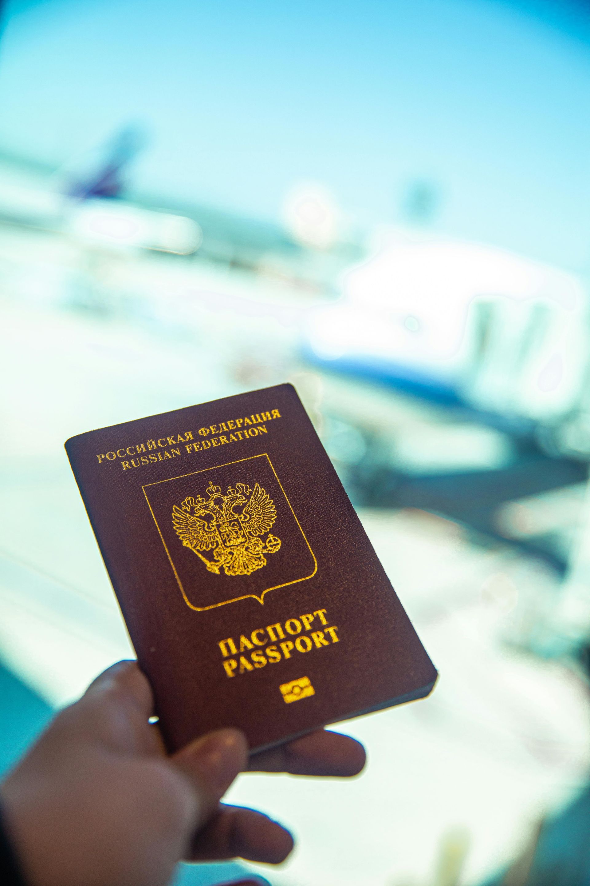 Una persona sostiene un pasaporte ruso en su mano.